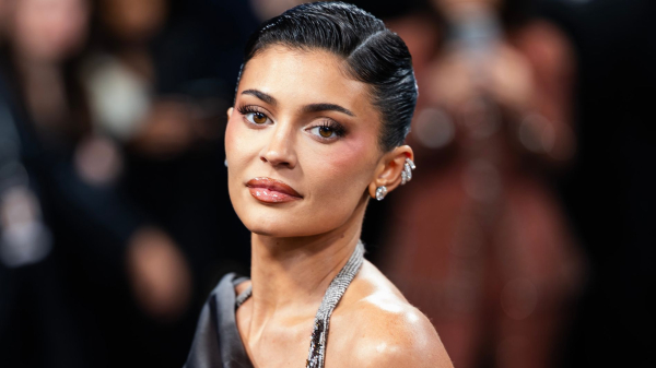 Kylie Jenner’s Sparkly Turquoise French Manicure Would’ve Done Numbers on Tumblr—See the Photos